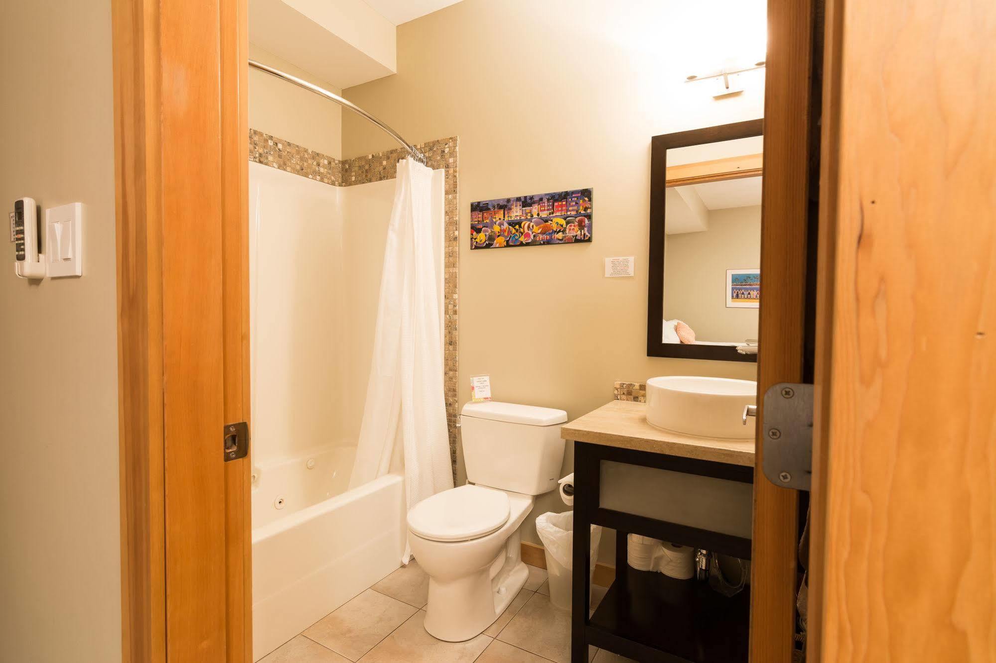Cormier'S Studio Guest Suites Penticton Exteriér fotografie